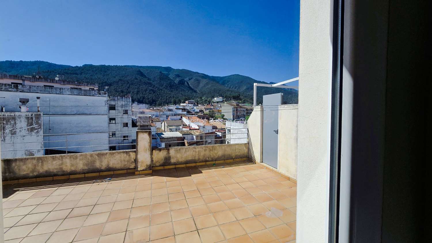 Ideally positioned, the apartment enjoys wonderful views along Villalonga’s main paseo, offering both a pleasant outlook and a real sense of connection to