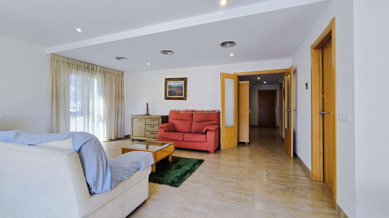 Ideally positioned, the apartment enjoys wonderful views along Villalonga’s main paseo, offering both a pleasant outlook and a real sense of connection to