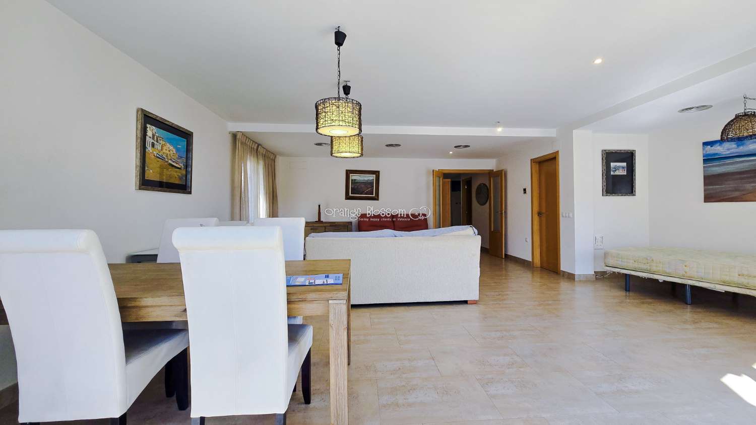 Ideally positioned, the apartment enjoys wonderful views along Villalonga’s main paseo, offering both a pleasant outlook and a real sense of connection to