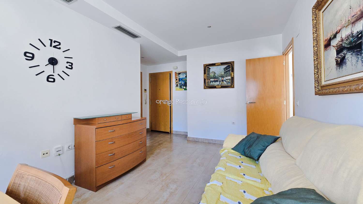 Ideally positioned, the apartment enjoys wonderful views along Villalonga’s main paseo, offering both a pleasant outlook and a real sense of connection to