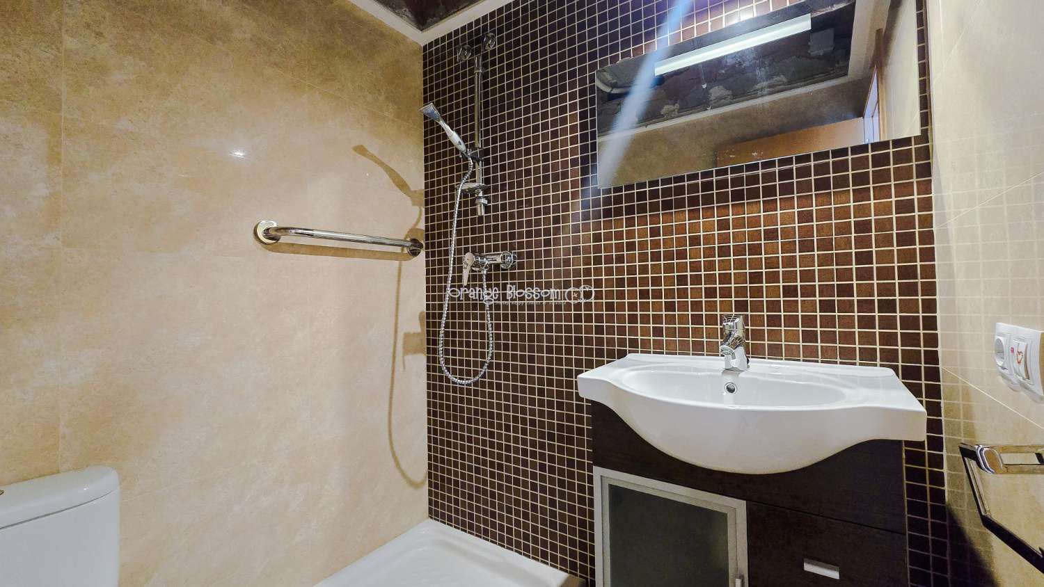 Ideally positioned, the apartment enjoys wonderful views along Villalonga’s main paseo, offering both a pleasant outlook and a real sense of connection to