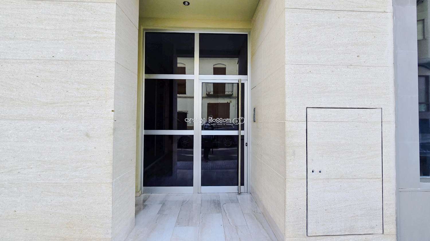 Ideally positioned, the apartment enjoys wonderful views along Villalonga’s main paseo, offering both a pleasant outlook and a real sense of connection to