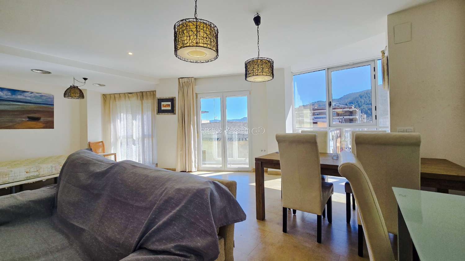 Ideally positioned, the apartment enjoys wonderful views along Villalonga’s main paseo, offering both a pleasant outlook and a real sense of connection to