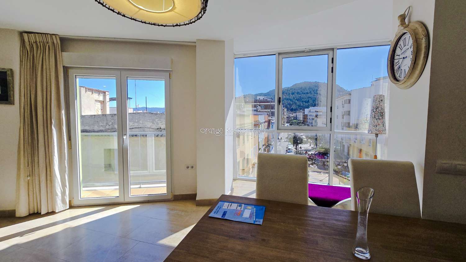 Ideally positioned, the apartment enjoys wonderful views along Villalonga’s main paseo, offering both a pleasant outlook and a real sense of connection to