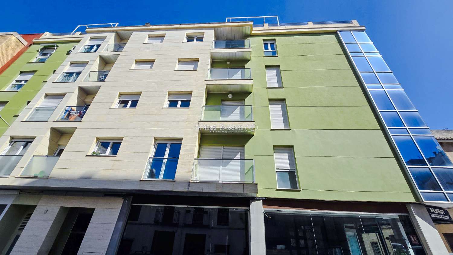 Ideally positioned, the apartment enjoys wonderful views along Villalonga’s main paseo, offering both a pleasant outlook and a real sense of connection to