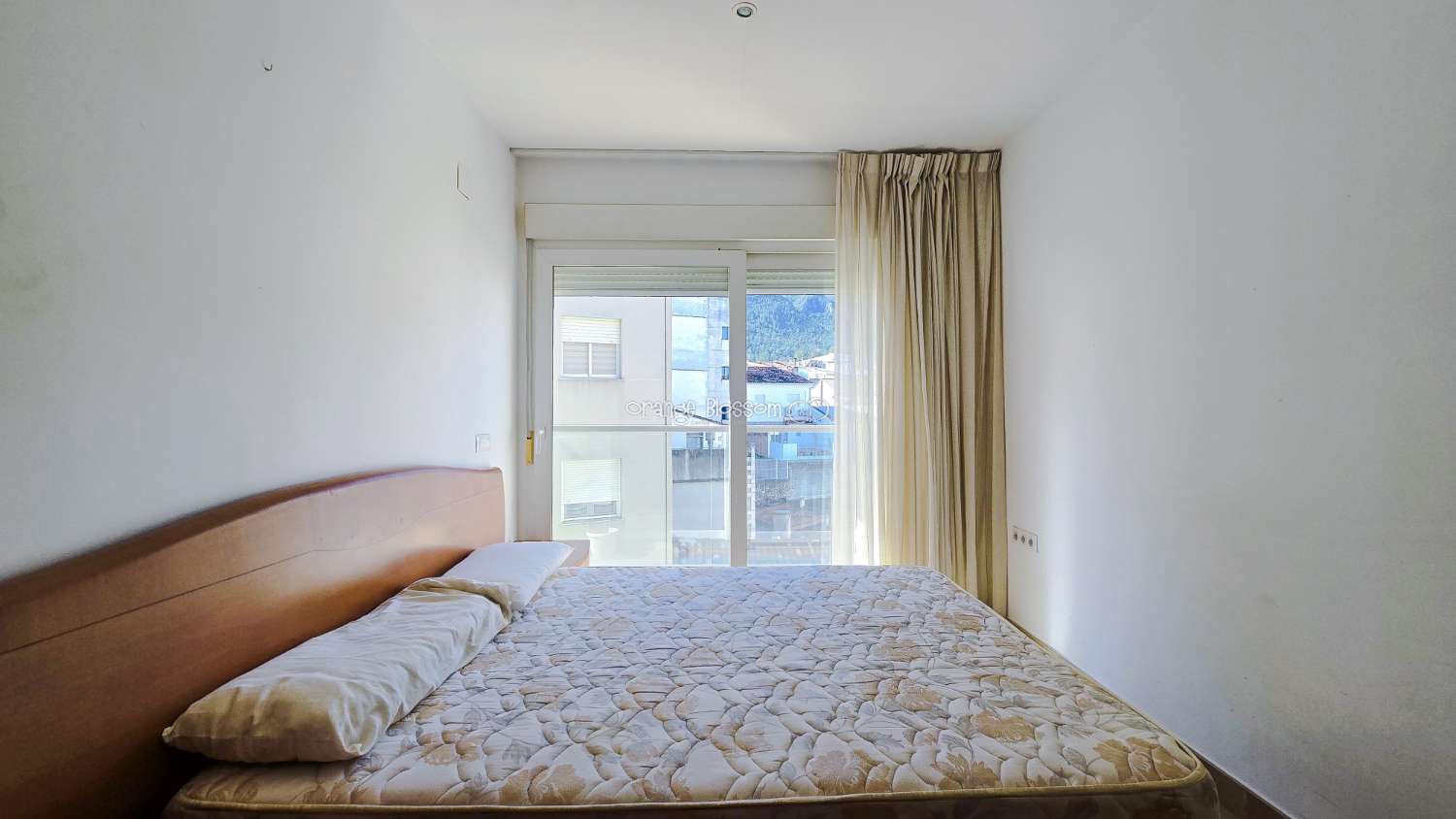 Ideally positioned, the apartment enjoys wonderful views along Villalonga’s main paseo, offering both a pleasant outlook and a real sense of connection to
