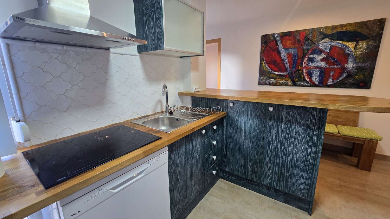 Ideally positioned, the apartment enjoys wonderful views along Villalonga’s main paseo, offering both a pleasant outlook and a real sense of connection to