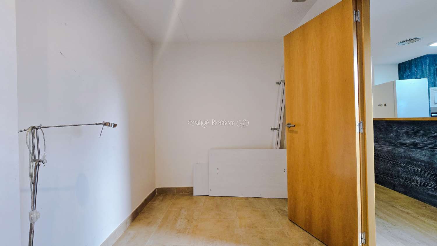 Ideally positioned, the apartment enjoys wonderful views along Villalonga’s main paseo, offering both a pleasant outlook and a real sense of connection to