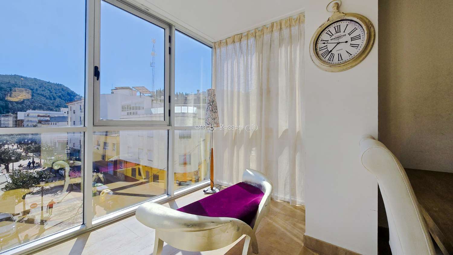 Ideally positioned, the apartment enjoys wonderful views along Villalonga’s main paseo, offering both a pleasant outlook and a real sense of connection to