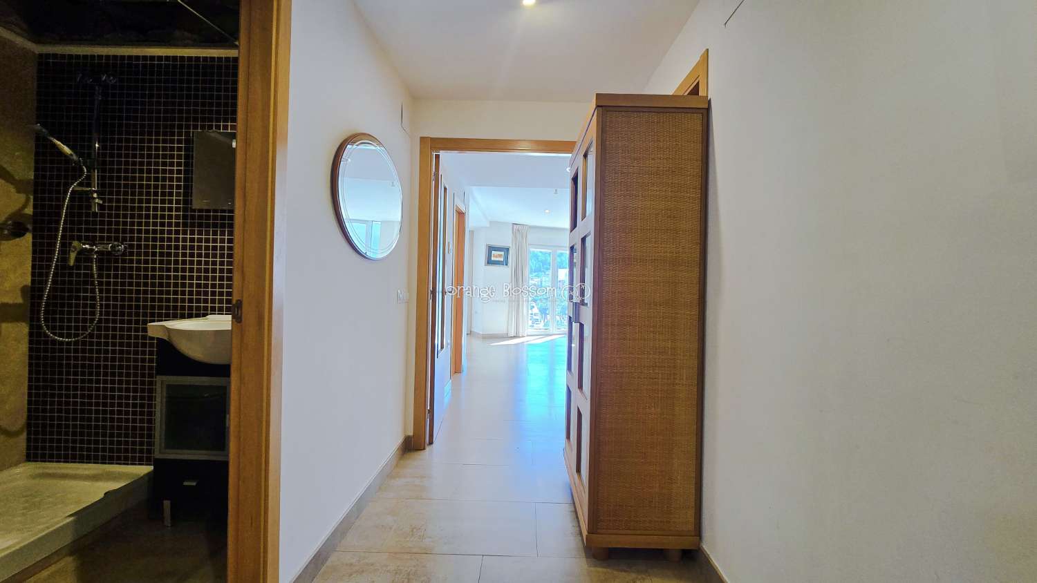 Ideally positioned, the apartment enjoys wonderful views along Villalonga’s main paseo, offering both a pleasant outlook and a real sense of connection to