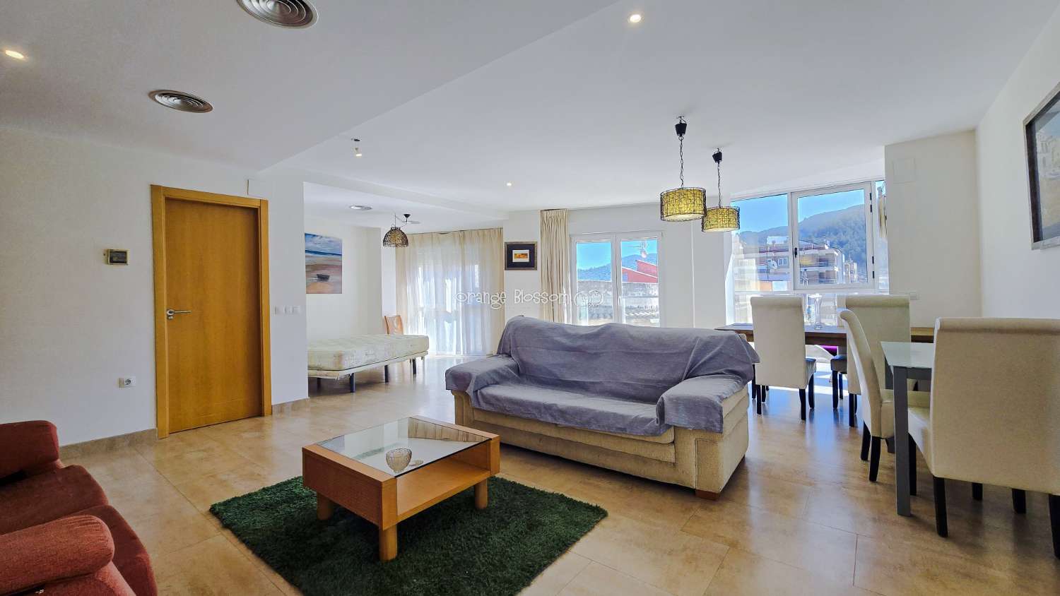 Ideally positioned, the apartment enjoys wonderful views along Villalonga’s main paseo, offering both a pleasant outlook and a real sense of connection to