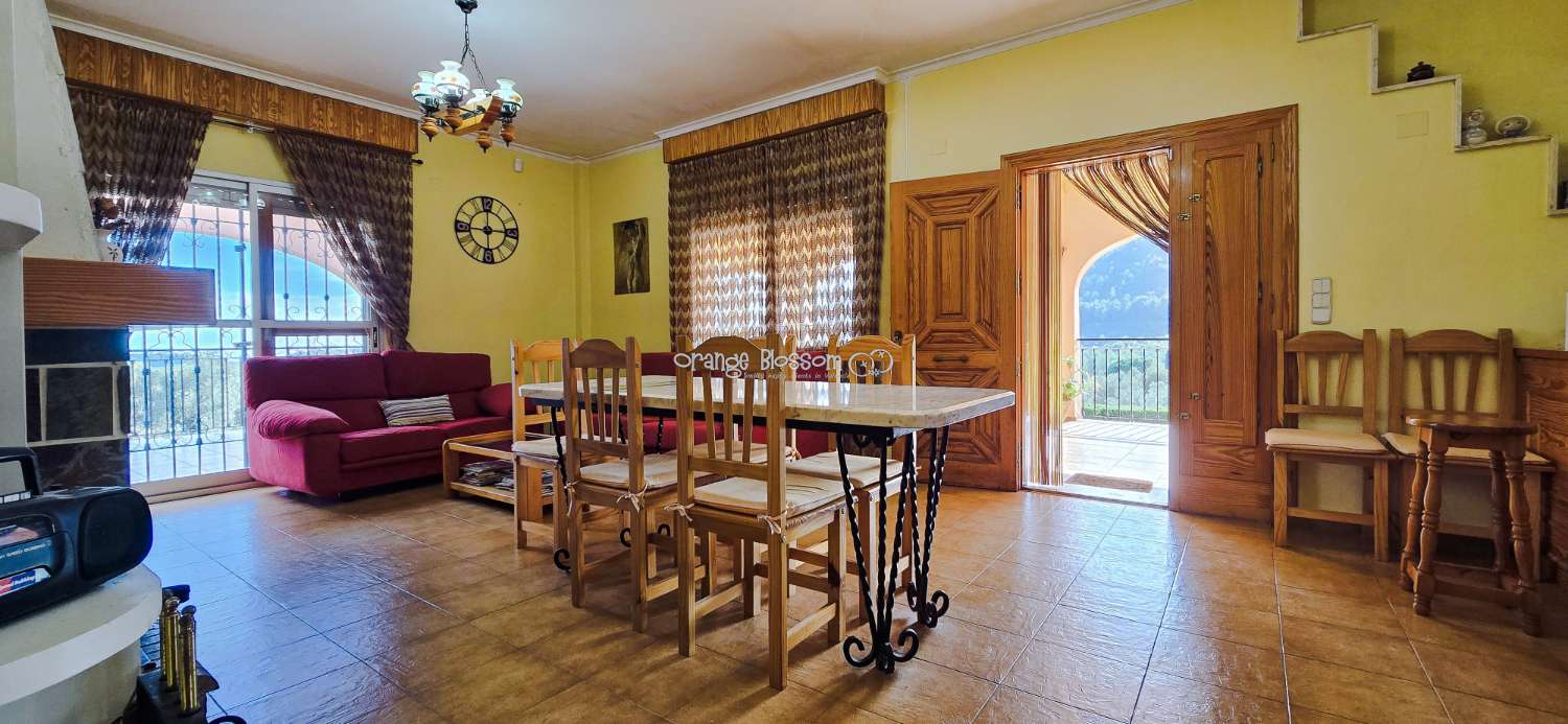 An exceptional opportunity to acquire a truly unique and versatile country residence.