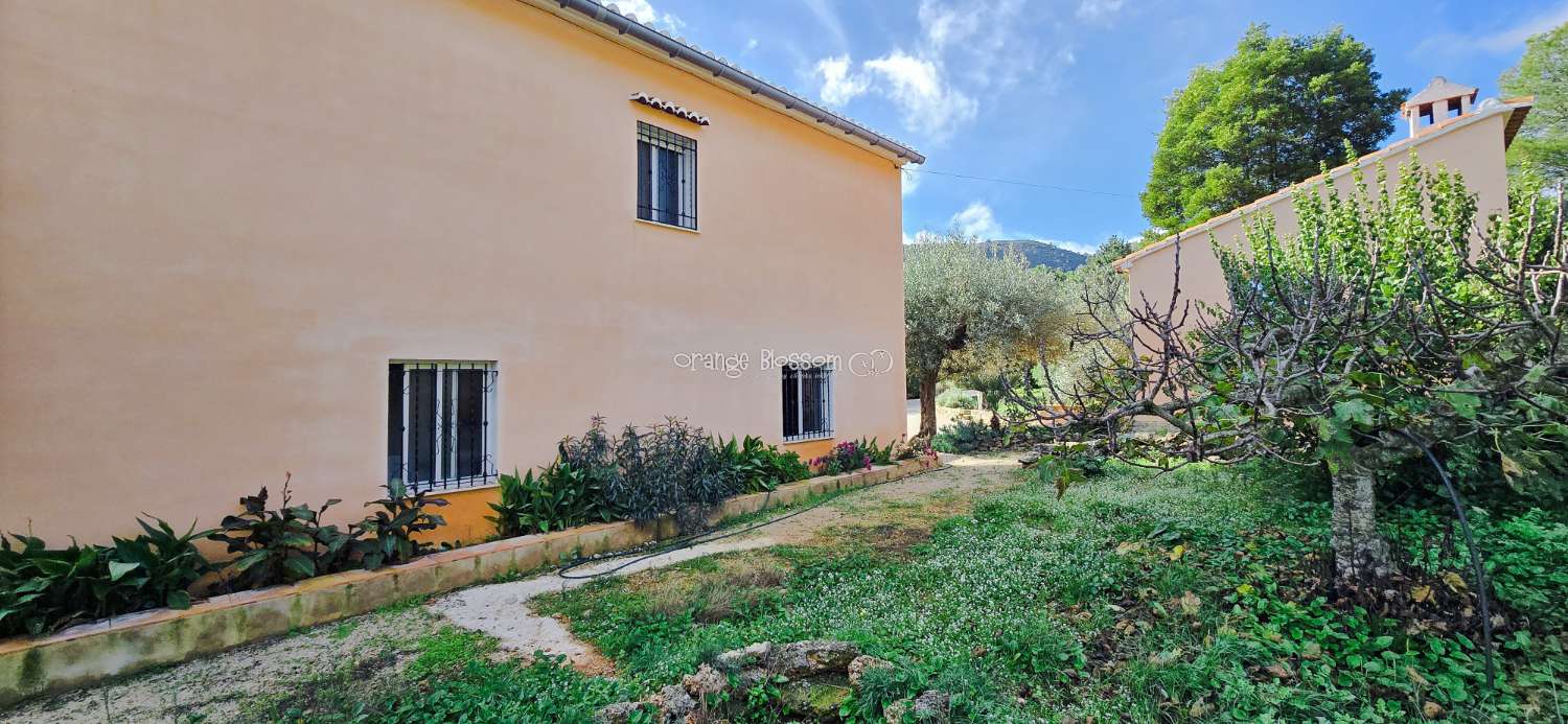 An exceptional opportunity to acquire a truly unique and versatile country residence.