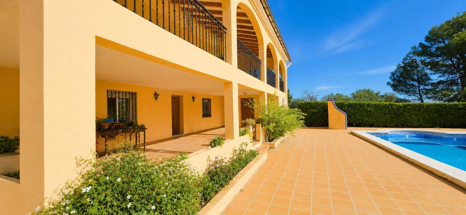 An exceptional opportunity to acquire a truly unique and versatile country residence.