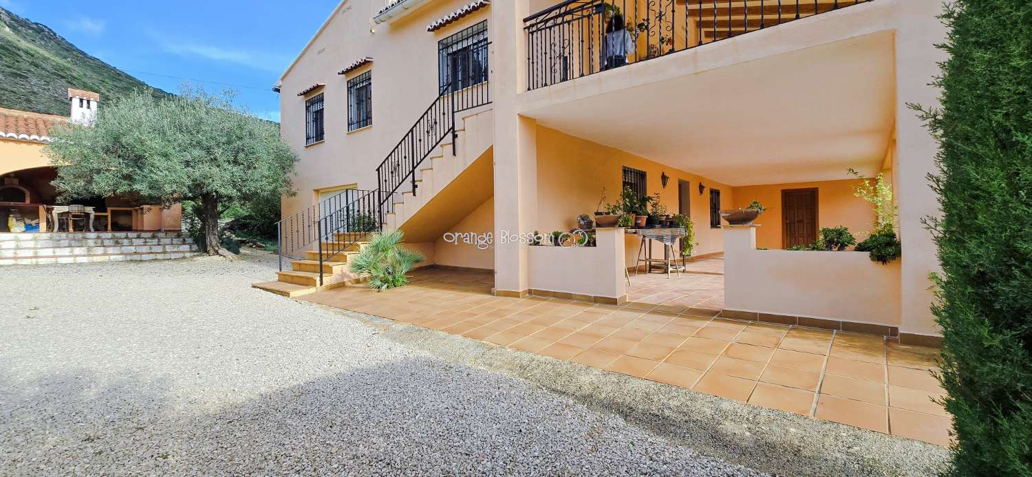 An exceptional opportunity to acquire a truly unique and versatile country residence.