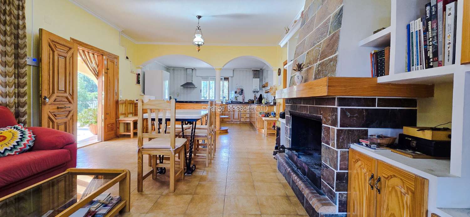 An exceptional opportunity to acquire a truly unique and versatile country residence.