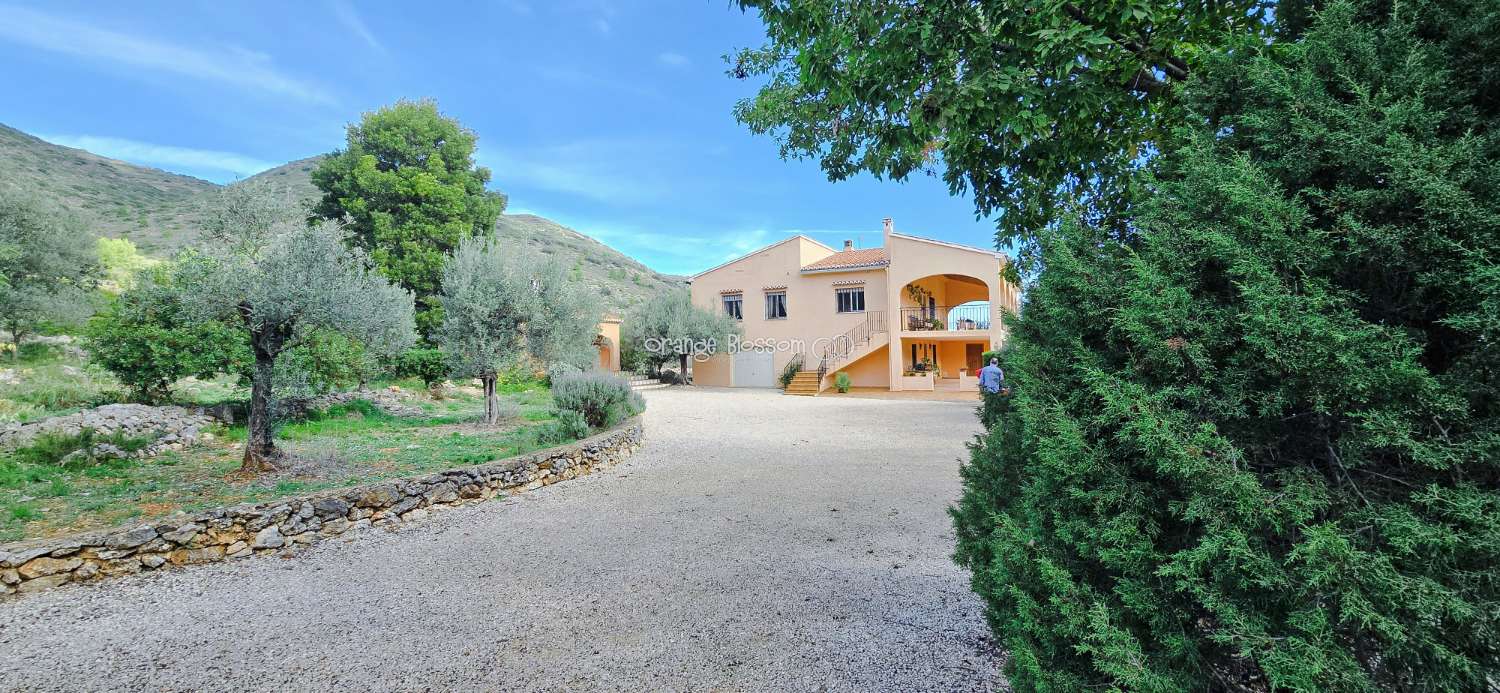 An exceptional opportunity to acquire a truly unique and versatile country residence.