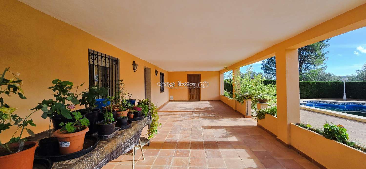 An exceptional opportunity to acquire a truly unique and versatile country residence.