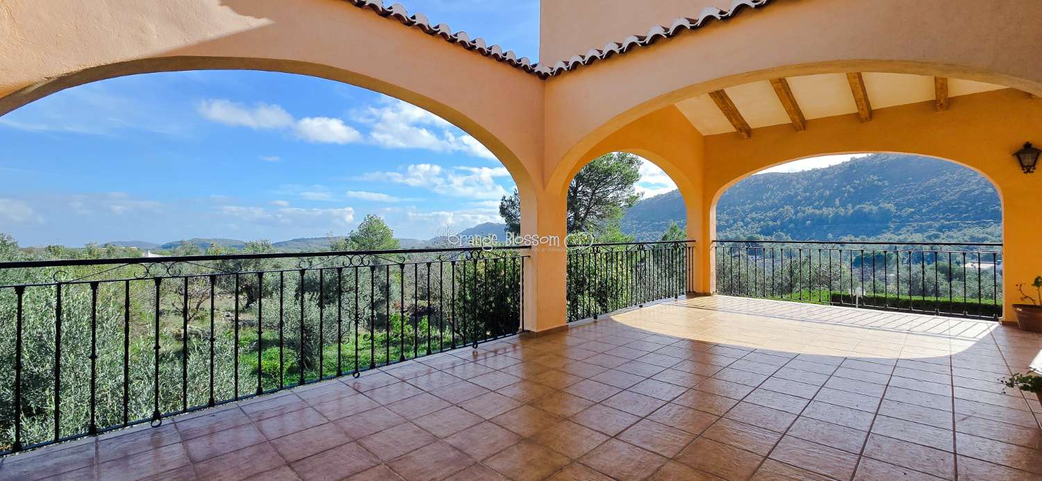 An exceptional opportunity to acquire a truly unique and versatile country residence.