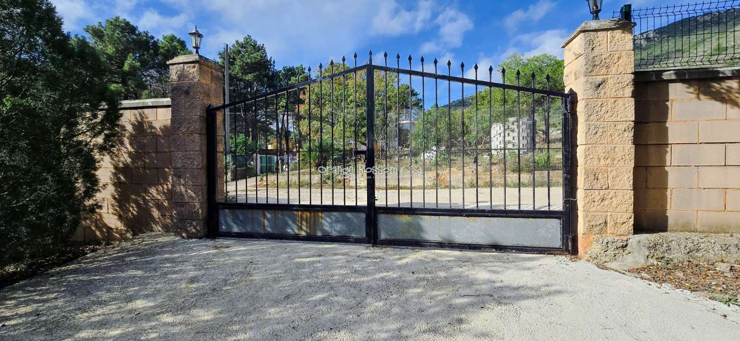 An exceptional opportunity to acquire a truly unique and versatile country residence.