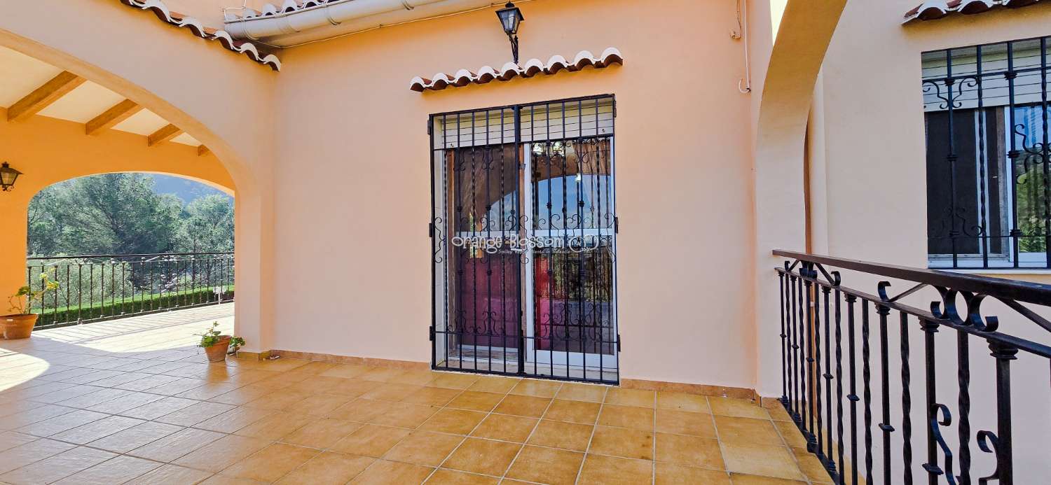 An exceptional opportunity to acquire a truly unique and versatile country residence.