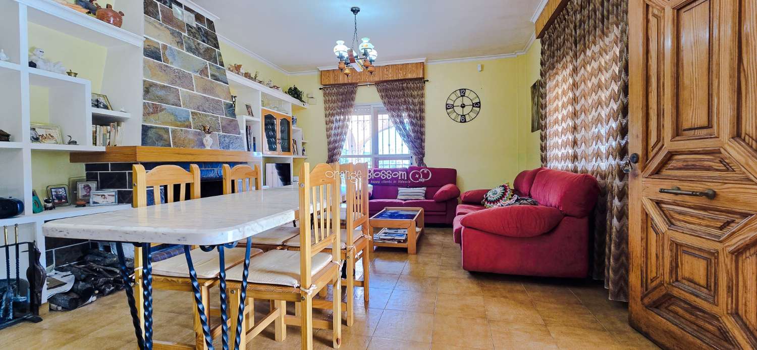 An exceptional opportunity to acquire a truly unique and versatile country residence.