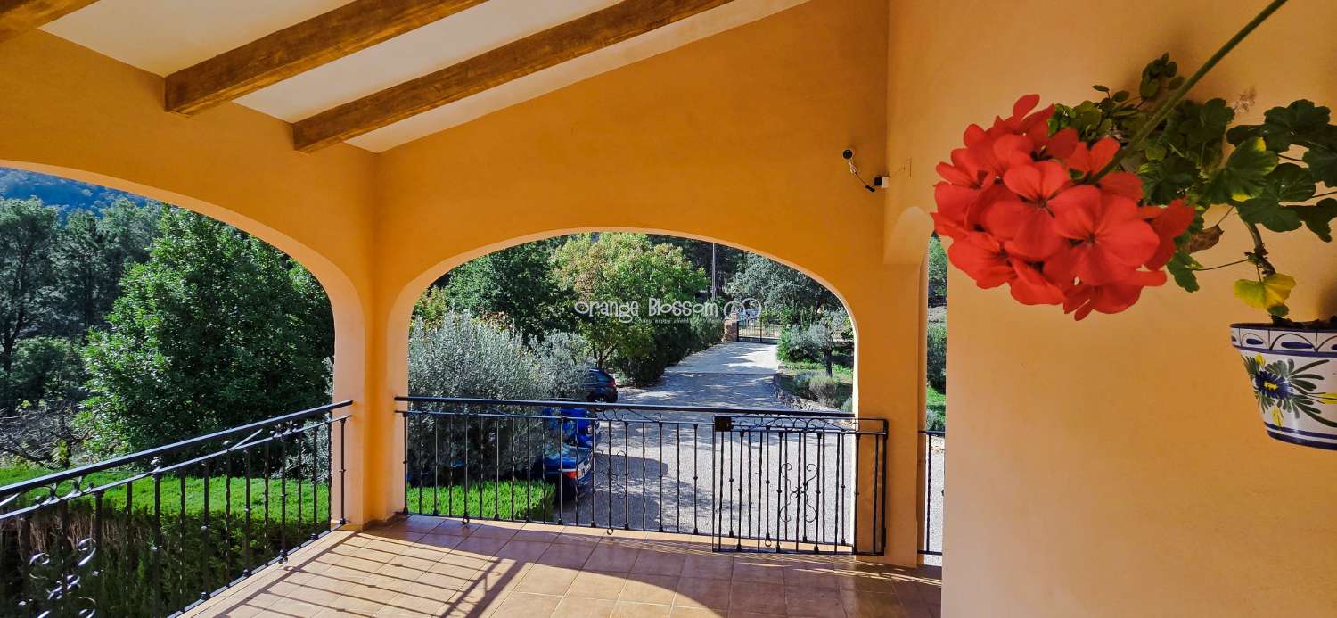 An exceptional opportunity to acquire a truly unique and versatile country residence.