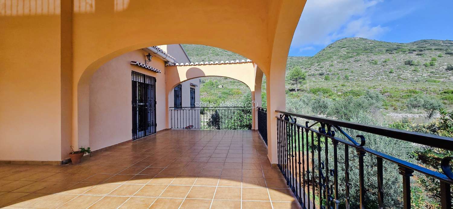 An exceptional opportunity to acquire a truly unique and versatile country residence.