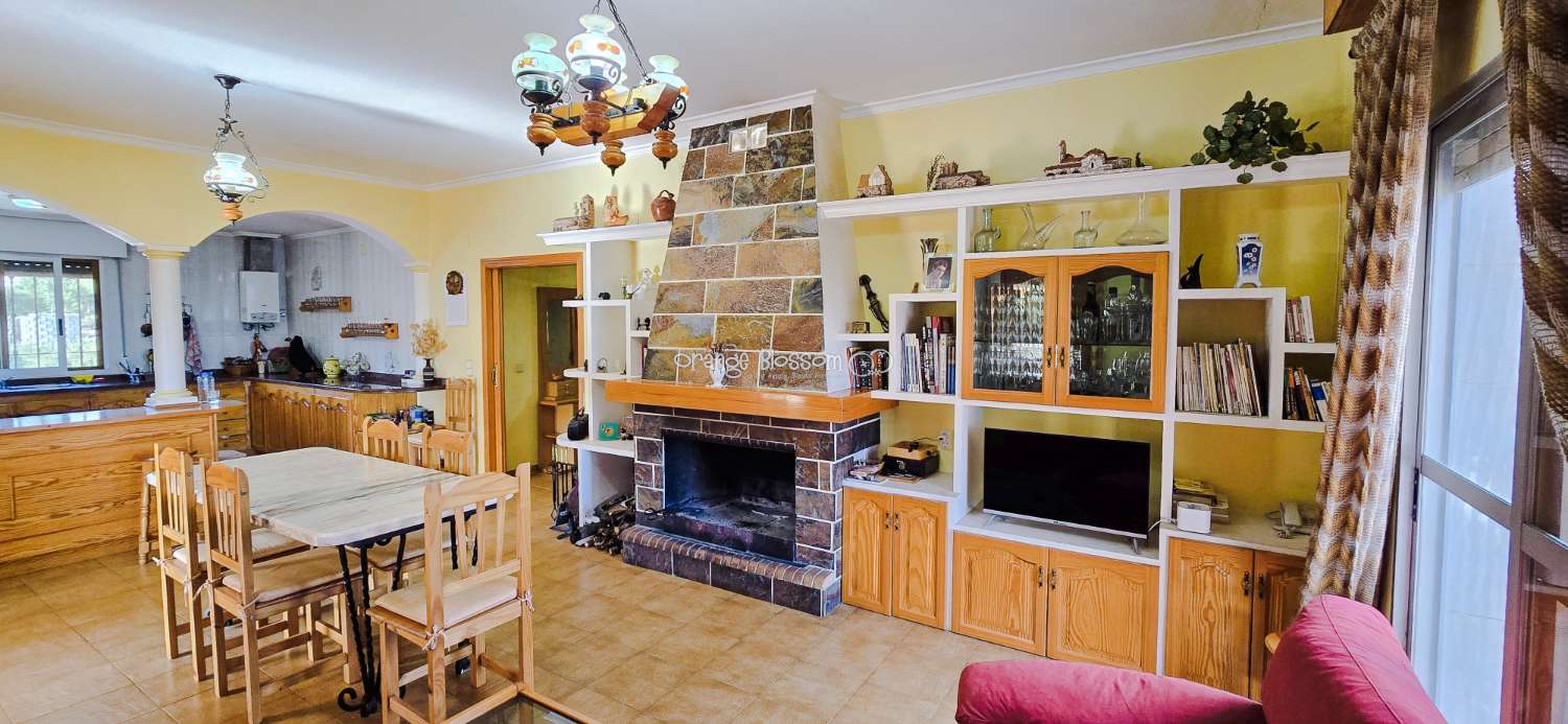 An exceptional opportunity to acquire a truly unique and versatile country residence.