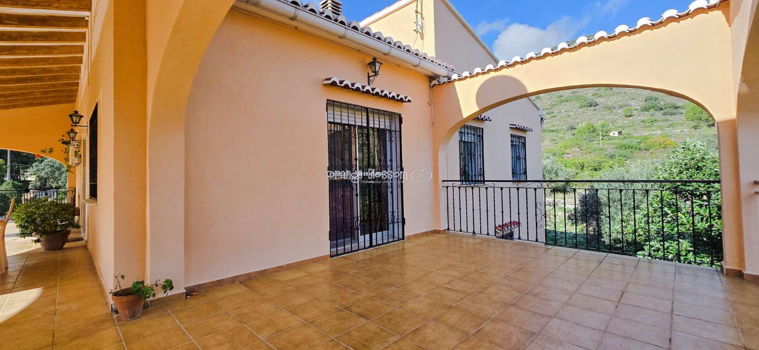 An exceptional opportunity to acquire a truly unique and versatile country residence.