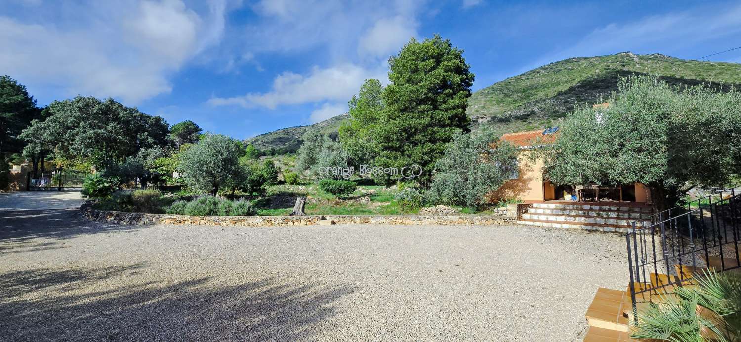 An exceptional opportunity to acquire a truly unique and versatile country residence.