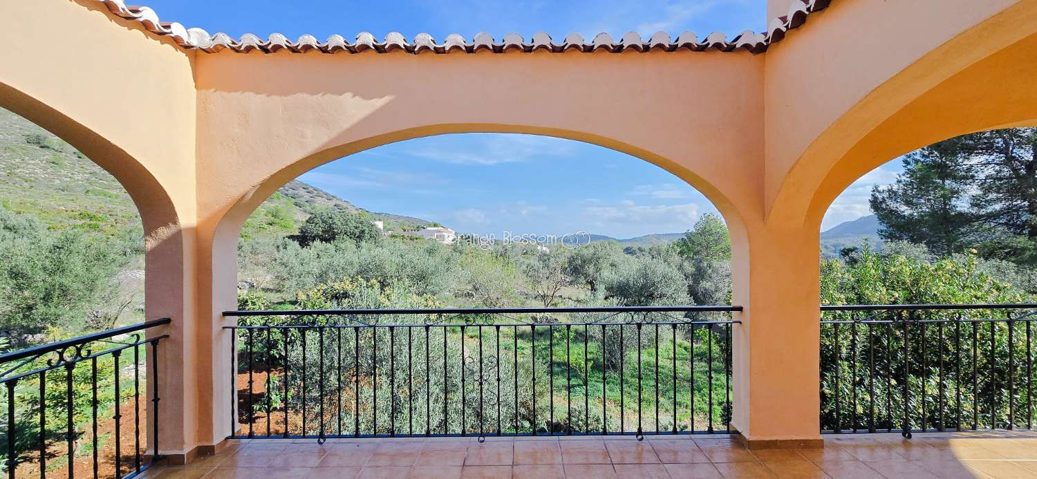 An exceptional opportunity to acquire a truly unique and versatile country residence.