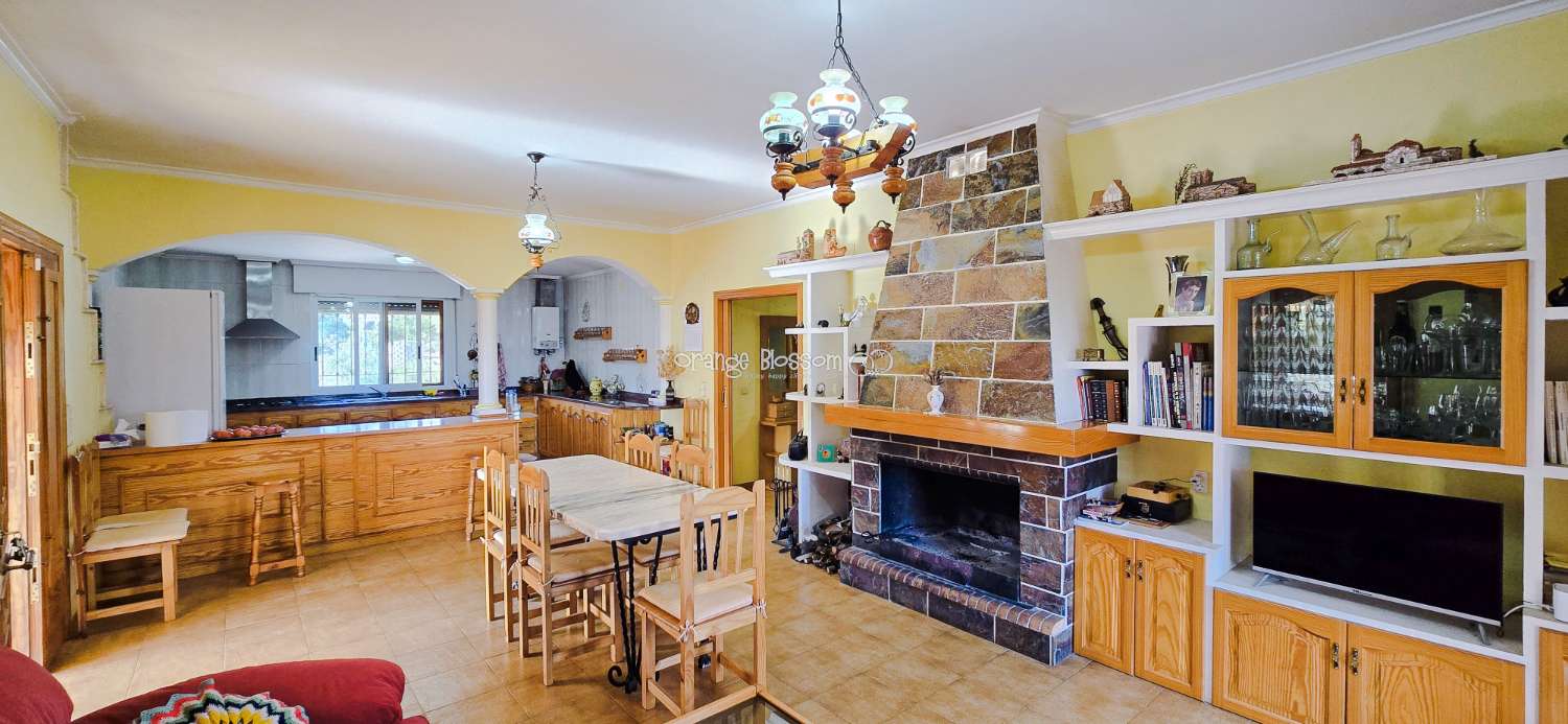 An exceptional opportunity to acquire a truly unique and versatile country residence.