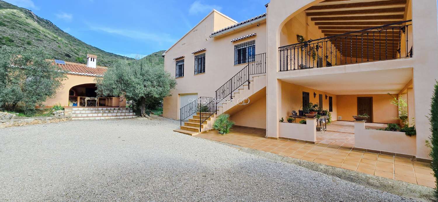 An exceptional opportunity to acquire a truly unique and versatile country residence.
