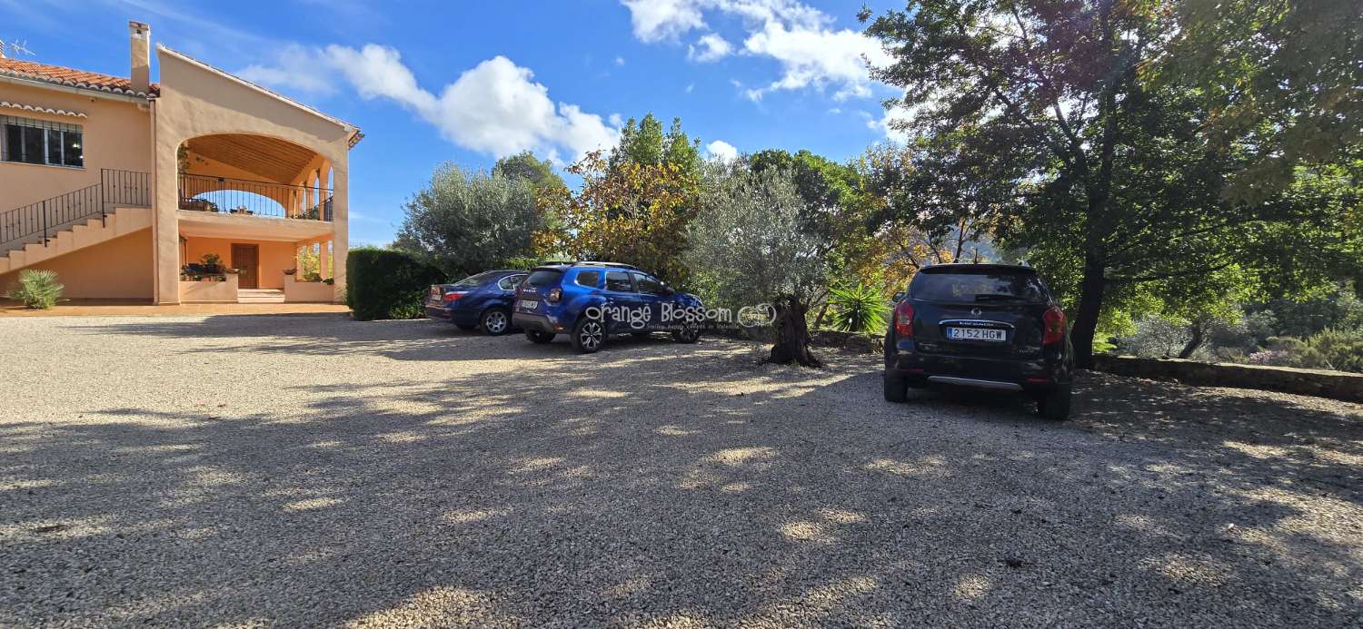An exceptional opportunity to acquire a truly unique and versatile country residence.