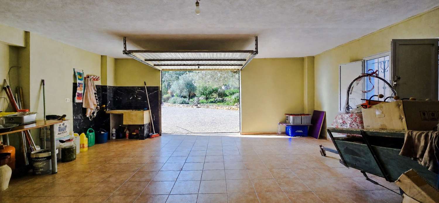 An exceptional opportunity to acquire a truly unique and versatile country residence.