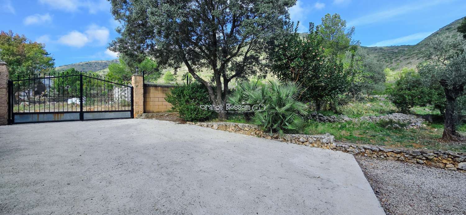 An exceptional opportunity to acquire a truly unique and versatile country residence.
