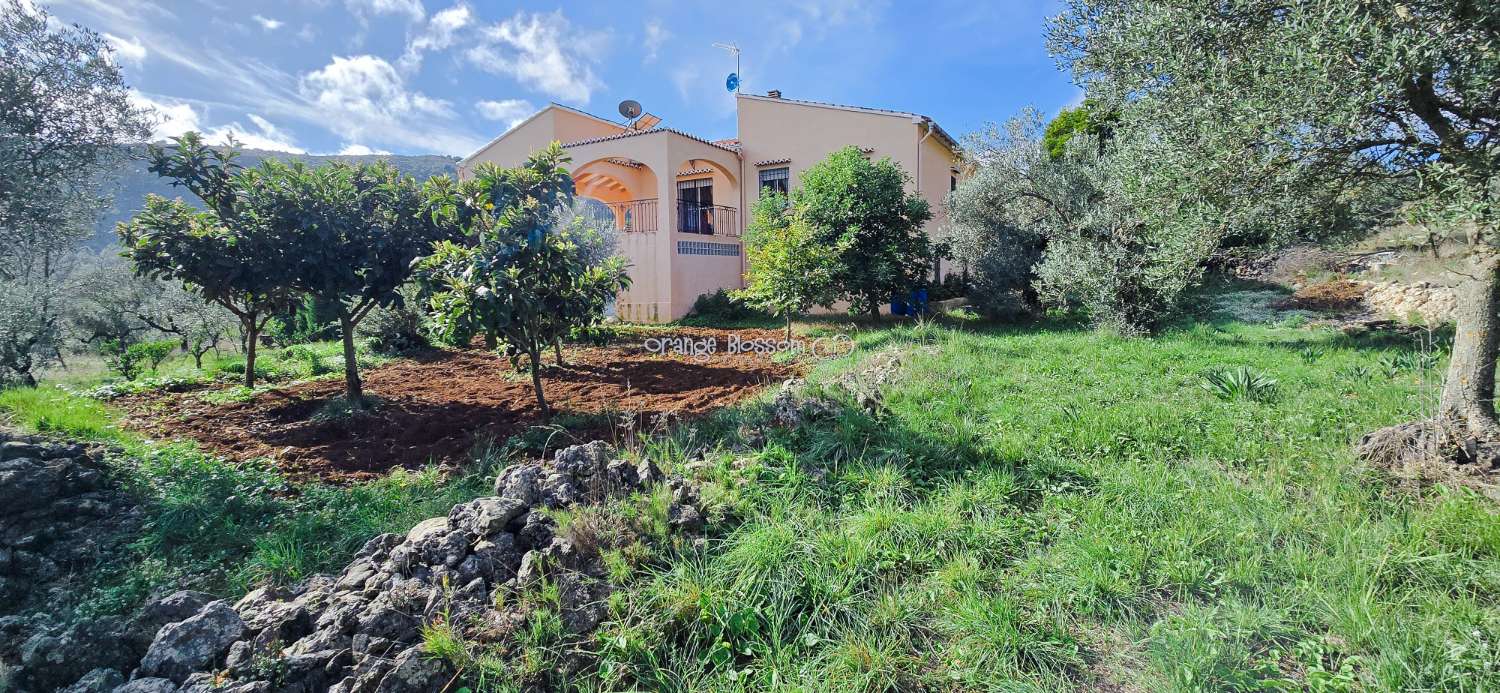 An exceptional opportunity to acquire a truly unique and versatile country residence.