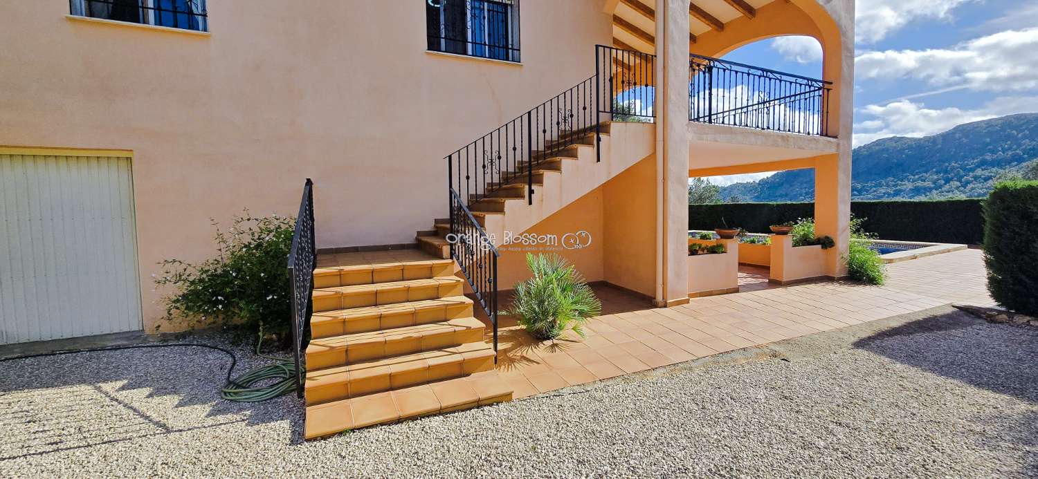 An exceptional opportunity to acquire a truly unique and versatile country residence.