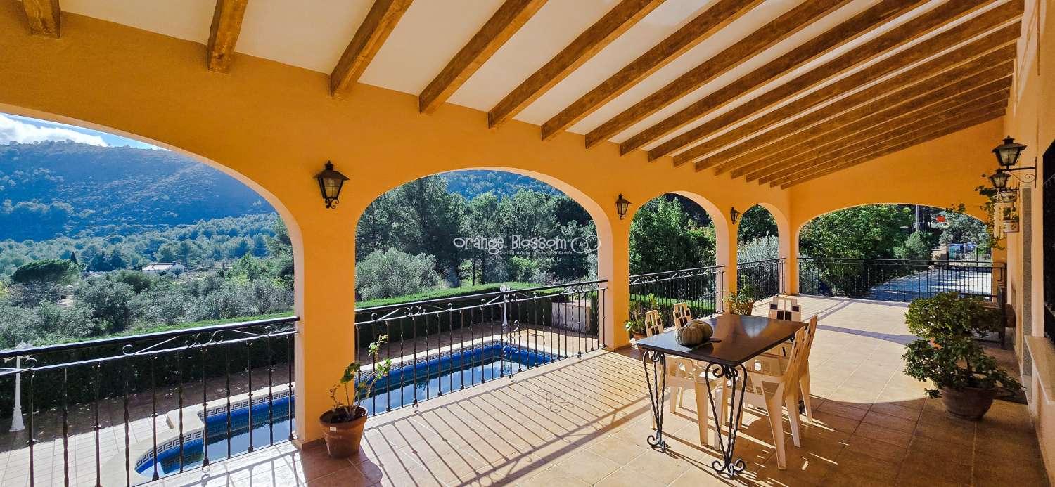 An exceptional opportunity to acquire a truly unique and versatile country residence.