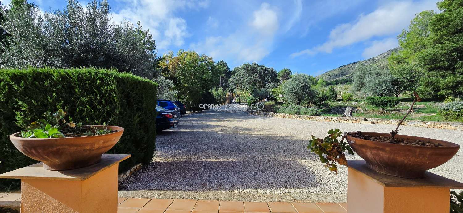 An exceptional opportunity to acquire a truly unique and versatile country residence.