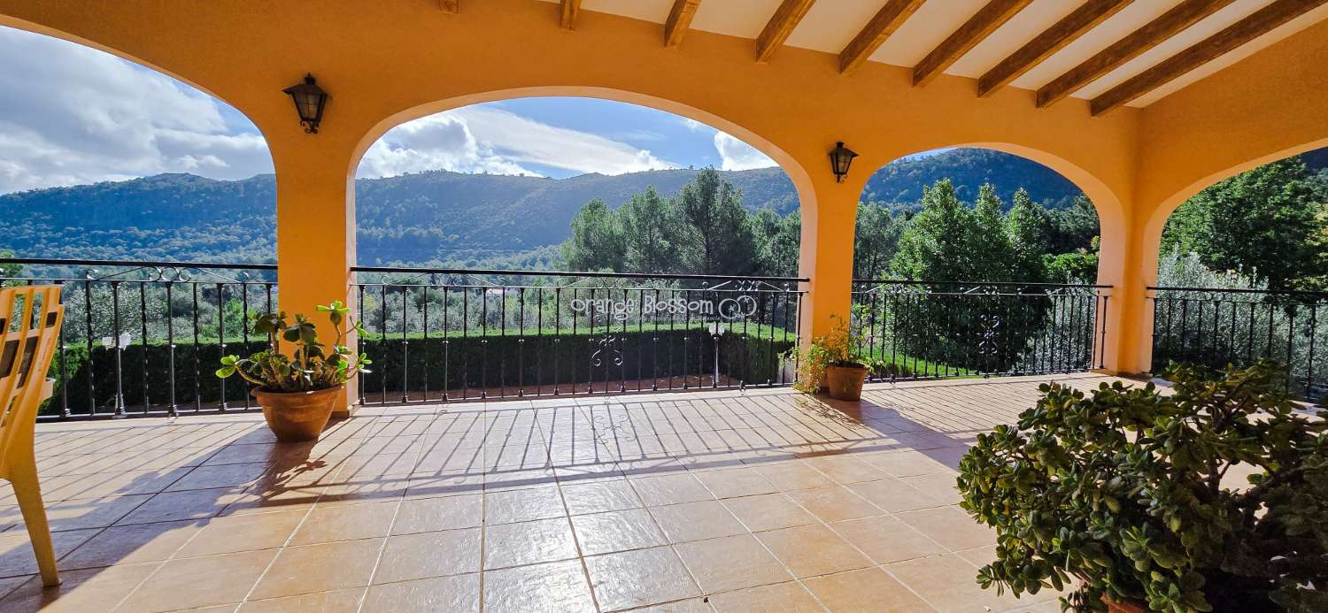 An exceptional opportunity to acquire a truly unique and versatile country residence.