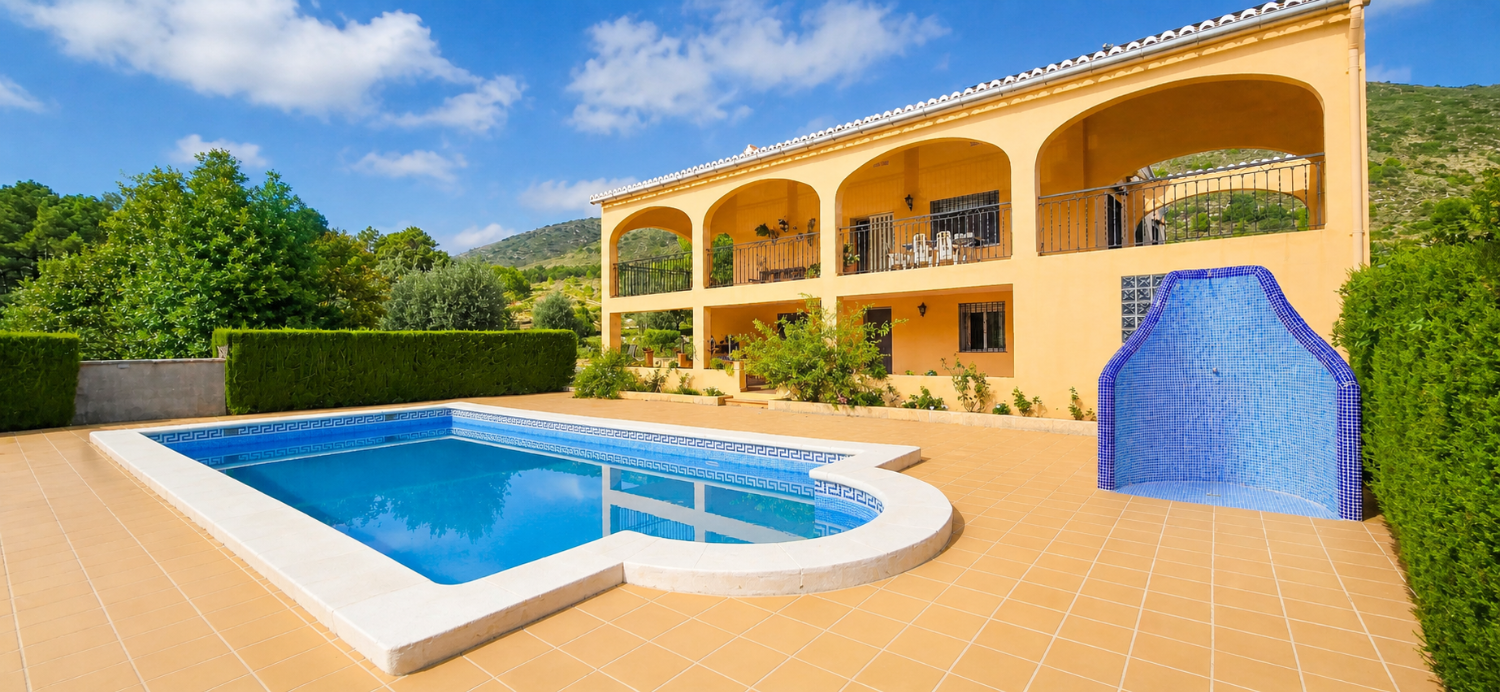 An exceptional opportunity to acquire a truly unique and versatile country residence.
