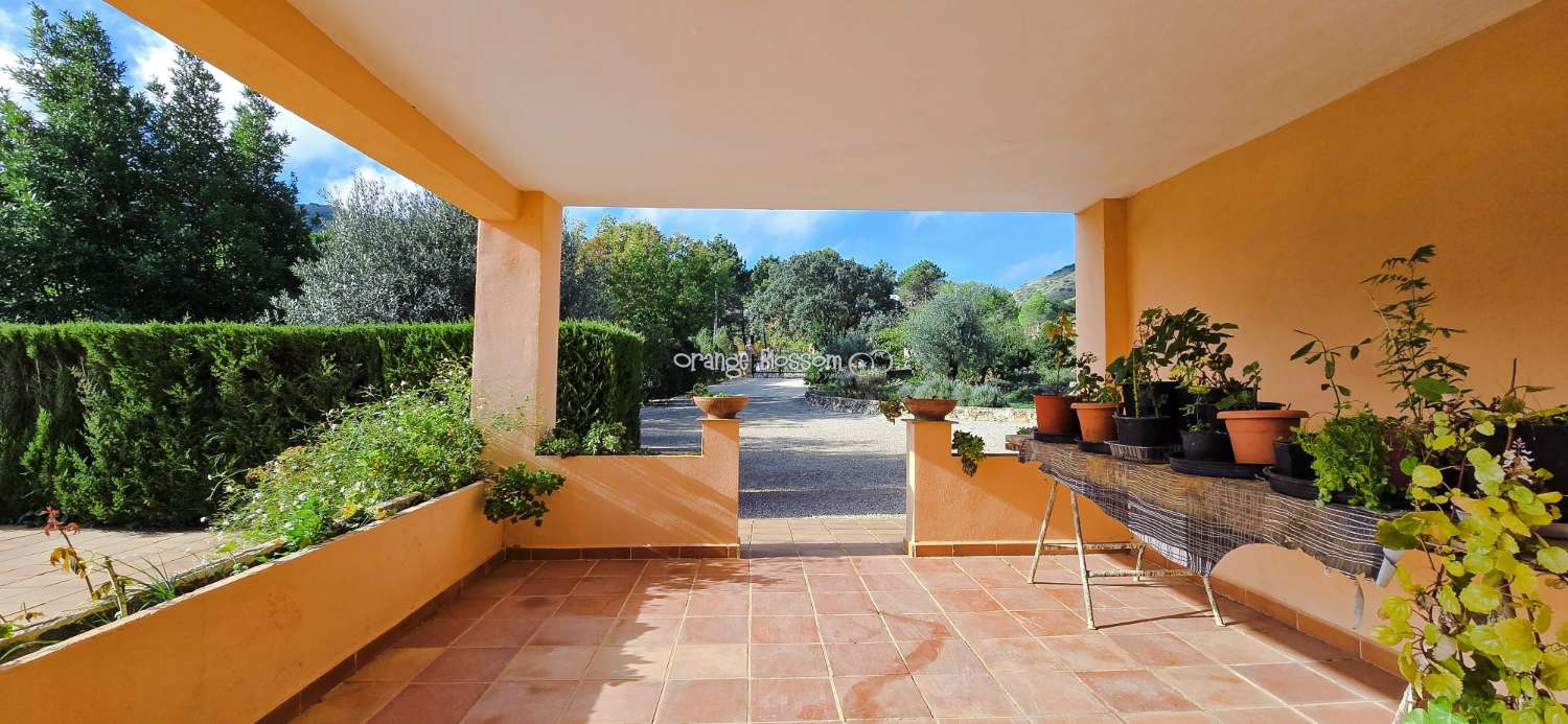 An exceptional opportunity to acquire a truly unique and versatile country residence.