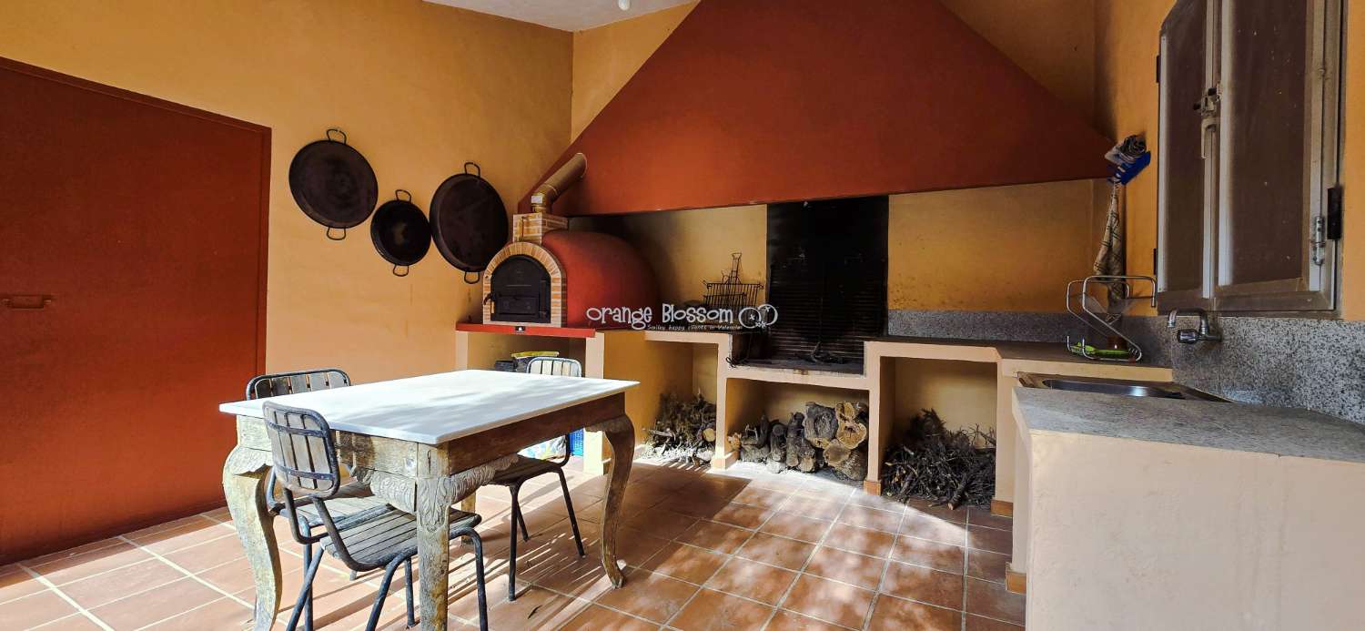 An exceptional opportunity to acquire a truly unique and versatile country residence.