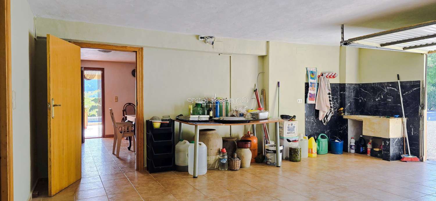 An exceptional opportunity to acquire a truly unique and versatile country residence.