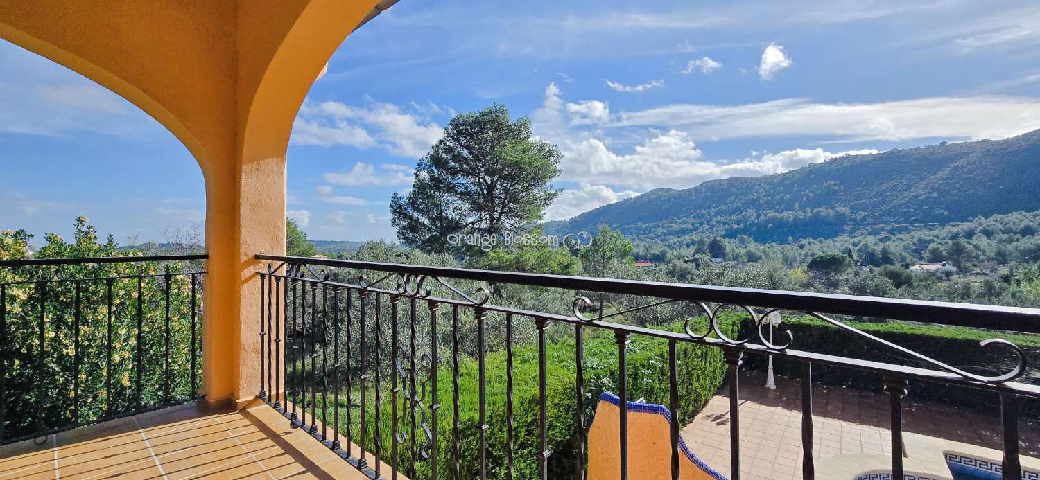 An exceptional opportunity to acquire a truly unique and versatile country residence.