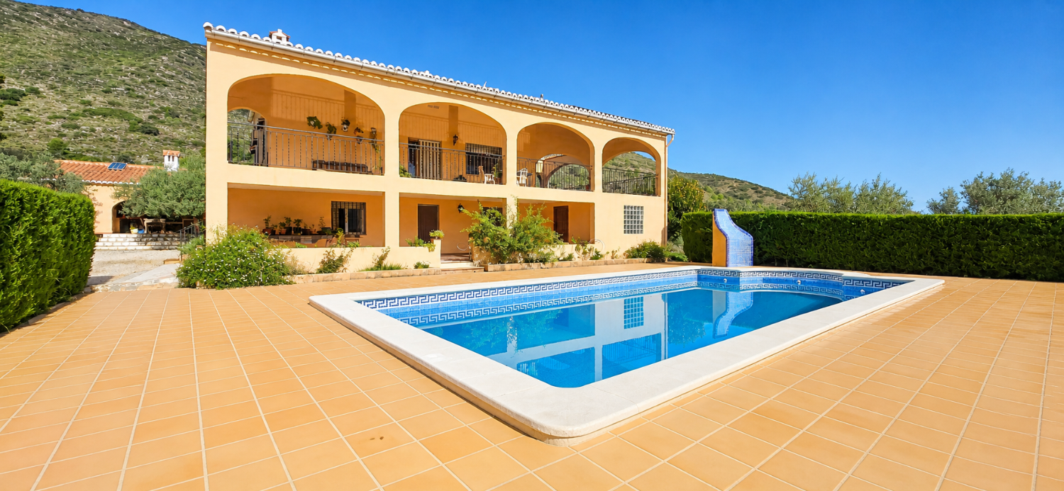 An exceptional opportunity to acquire a truly unique and versatile country residence.