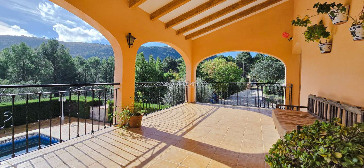 An exceptional opportunity to acquire a truly unique and versatile country residence.