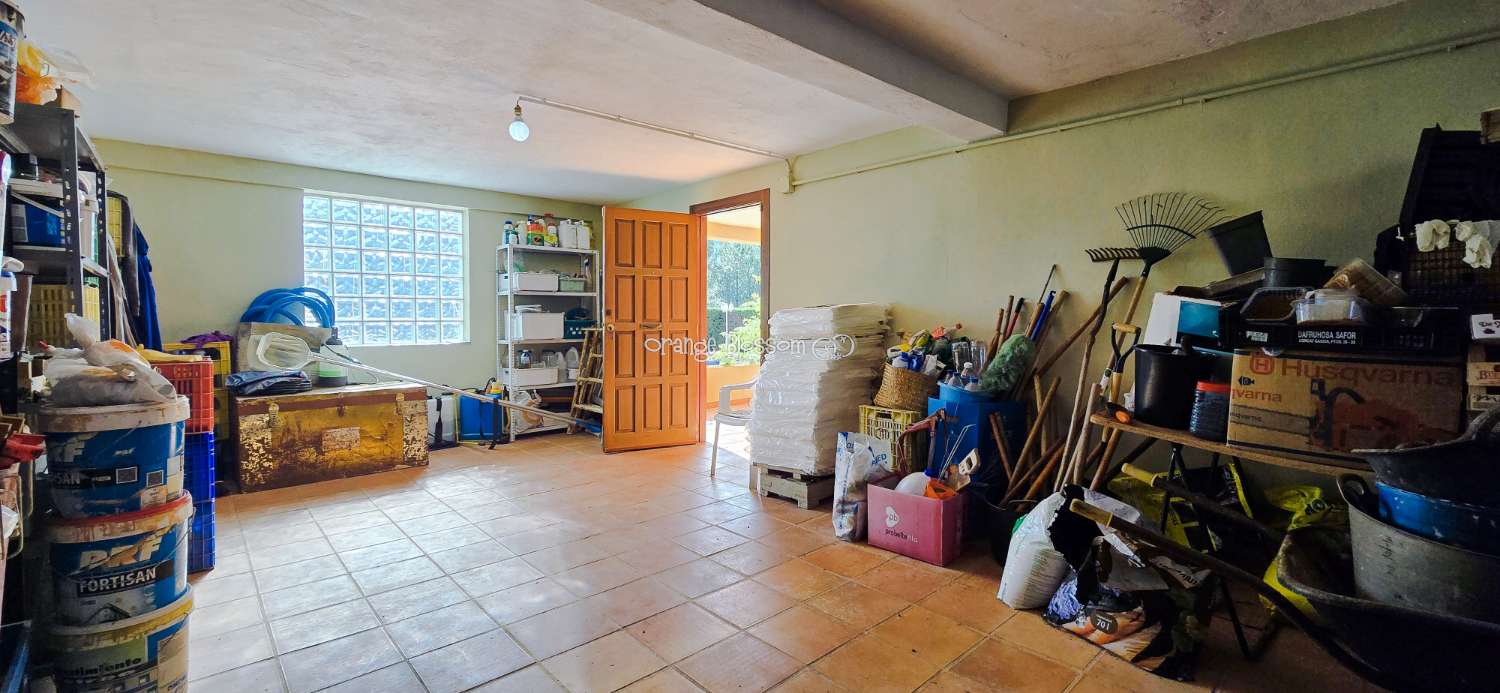An exceptional opportunity to acquire a truly unique and versatile country residence.